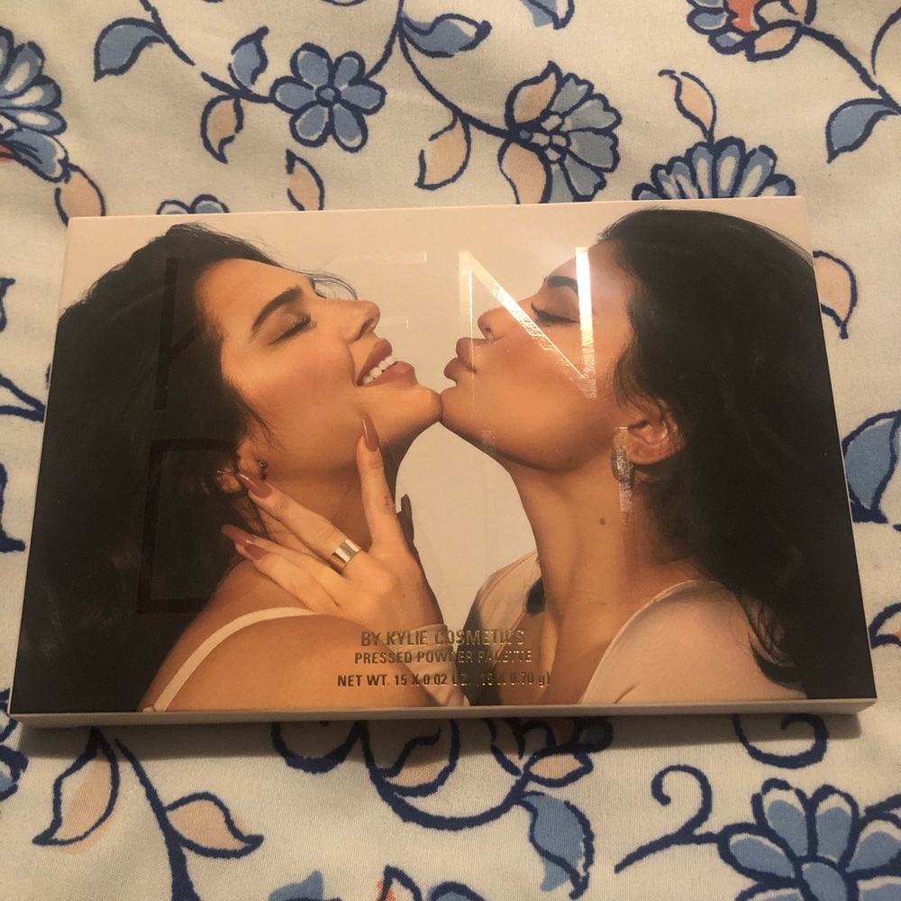 Kylie Jenner x Kendall Jenner Eyeshadow Palette 😍